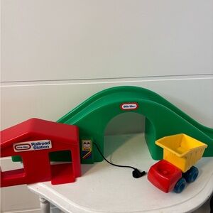 Vintage Little Tikes Railway Roadway Green Overpass Bridge W/ Gas Pump, station